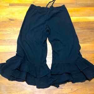 Comfy black ruffle bottom capris